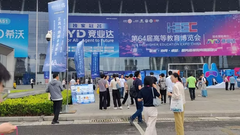 Guangsheng Teknolojisi 64. Yüksek Öğrenim Fuarında Parlıyor ve Organizatörlerden Özel Canlı Röportaj Aldı
